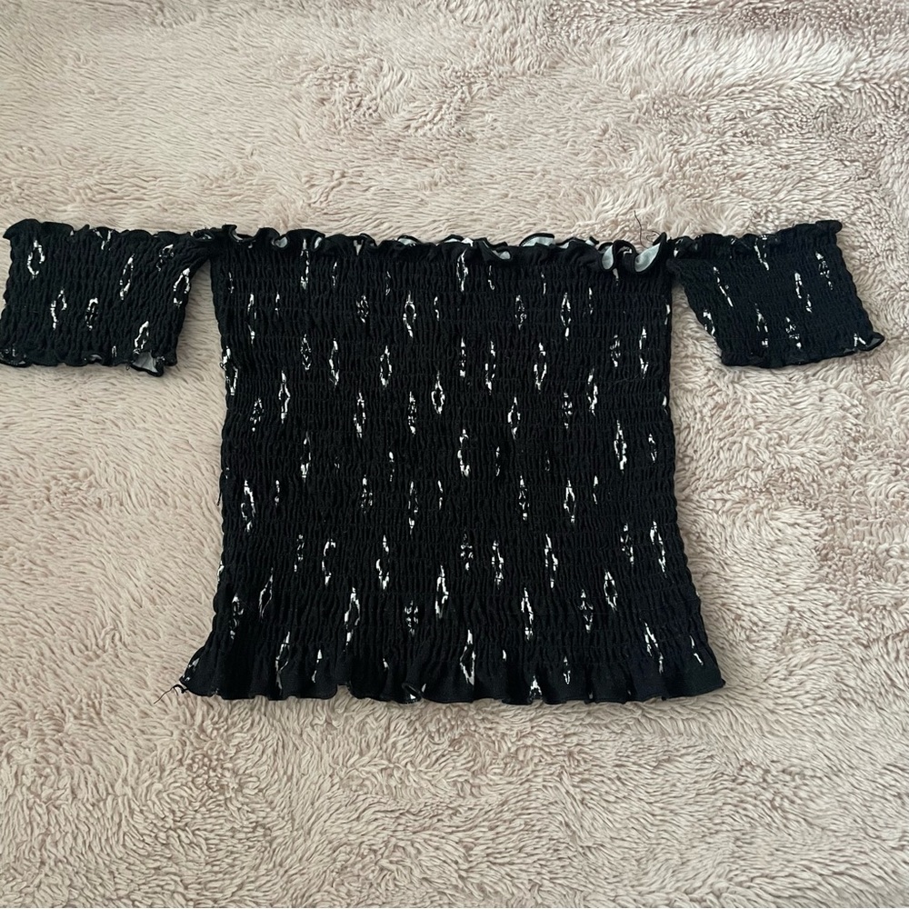 Off‎ Shoulder Ruched top - Picture 3 of 4